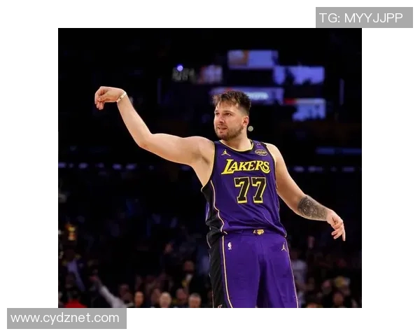 东契奇吸引包夹高抛篮下 海耶斯吃饼暴扣