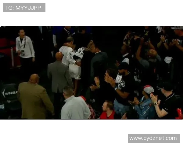 今天赛前索伯在场边与米切尔一起看录像 今天赛前索伯在场边与米切尔一起看录像